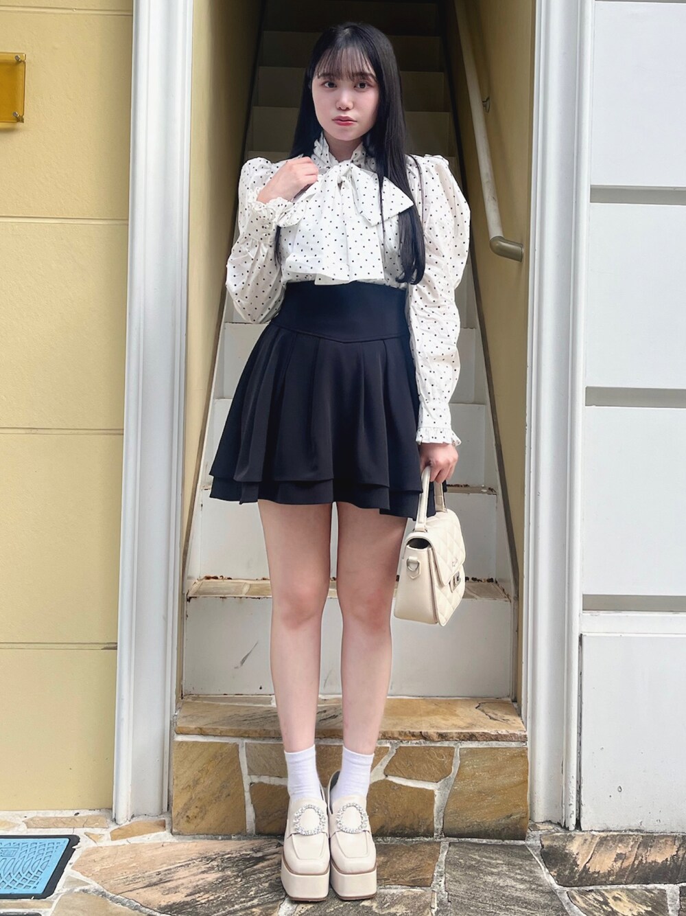 「フレンチガーリー、秋服まるっと大公開、秋服、お出かけコーデ、モノクロ、モノクロコーデ」｜「TITTY&CO.の【TITTY&CO.】ビックリボンブラウス（シャツ/ブラウス、その他）」を使った、TITTY&CO. staffさん（レディース・159cm）の秋コーディネートの1枚目の写真