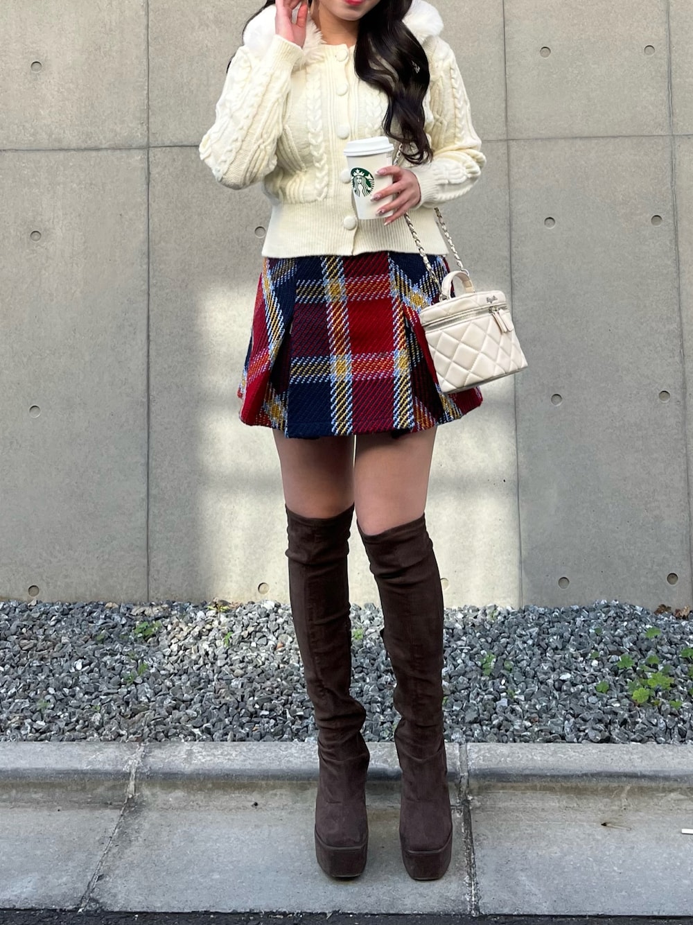 「ファッションを楽しもう、お出かけコーデ、休日スタイル、着回しコーデ、オトナカジュアル、ガーリー、フェミニン、冬」｜「Voyage titty&Co.PETITの【Voyage titty&Co.PETIT】衿ファーケーブルニット（ニット/セーター、ホワイト系）」を使った、TITTY&CO. staffさん（レディース・159cm）の秋コーディネートの1枚目の写真