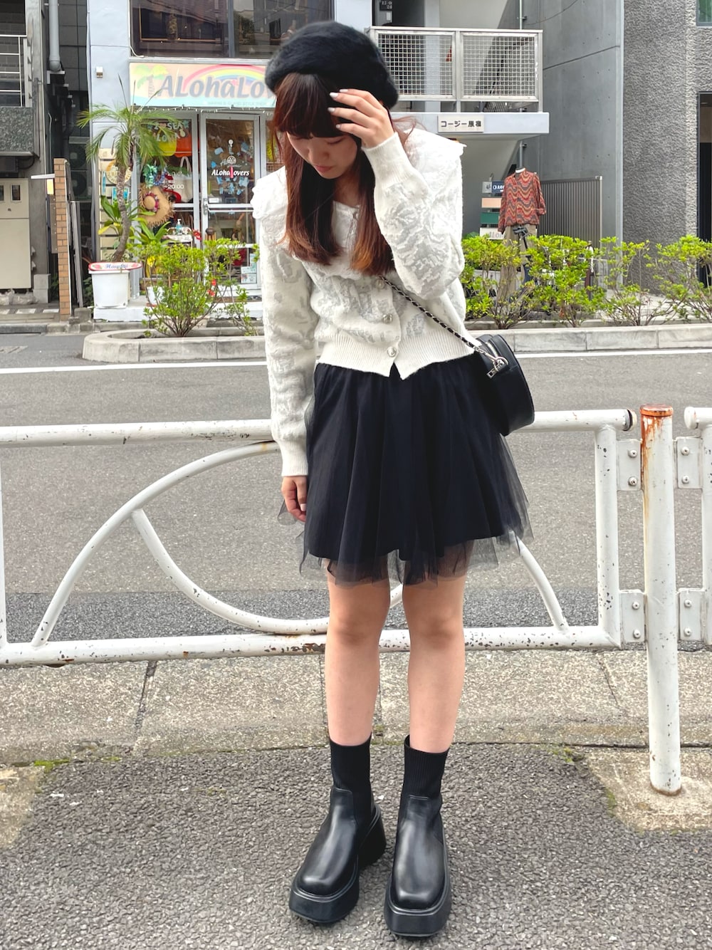 「カーディガン、ガーリー、ガーリーコーデ、韓国ファッション、秋服まるっと大公開、秋コーデ、ベレー帽、ブーツ、初秋コーデ、カジュアル、ミニバッグ、低身長コーデ、モノトーンコーデ、デート、サイドゴアブーツ」｜「titty＆Co. PETITの【titty&Co.PETIT】ビックカラーフラワーニットカーディガン（カーディガン/ボレロ、ホワイト系）」を使った、TITTY&CO. staffさん（レディース・153cm）の秋コーディネートの1枚目の写真