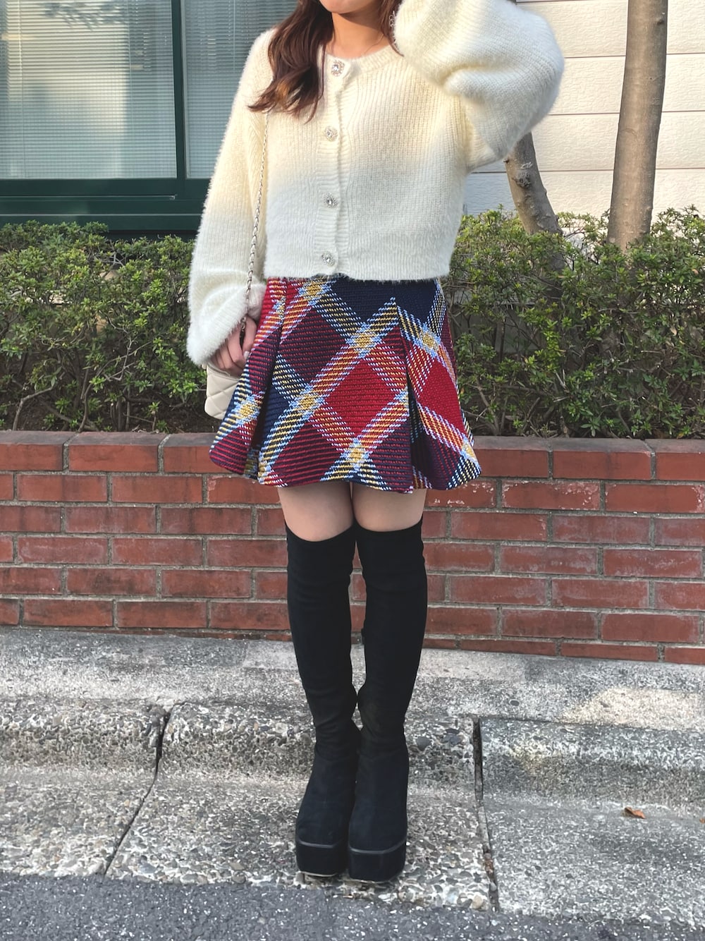 「秋のコーデ、秋冬コーデ、あざとフェミニンコーデ、ラメ、ビジュー、デートスタイル（WOMEN）、チェック、チェックスカート」｜「TITTY&CO.の【TITTY&CO.】ラメシャギーショートカーディガン（カーディガン/ボレロ、ホワイト系）」を使った、TITTY&CO. staffさん（レディース・153cm）の秋コーディネートの1枚目の写真