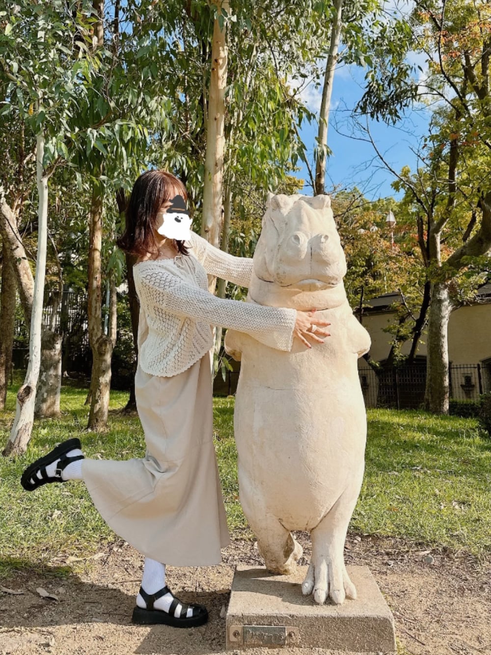 「淡いコーデ、動物園、カバさん」｜「GUのアイテム（サンダル、ブラック系）」を使った、郁奈梨さん（レディース・159cm）の秋コーディネートの1枚目の写真