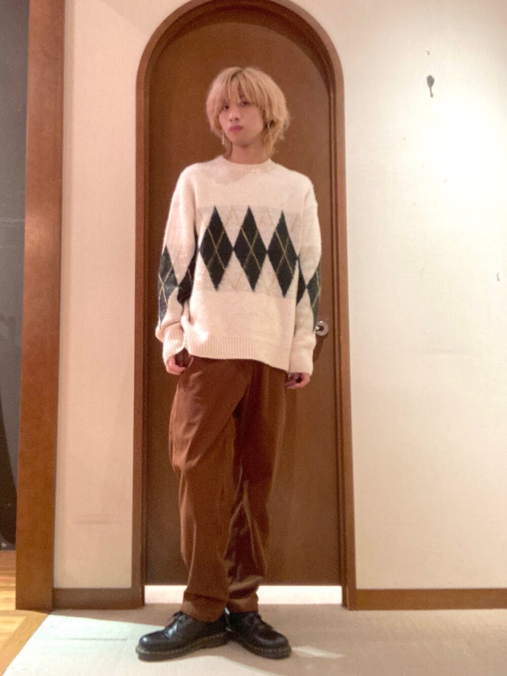 「オトナカジュアル、冬コーデ、きれいめカジュアル、ブラウン、アーガイル、ニット」｜「CPCMのアーガイル起毛ニットプルオーバー（ニット/セーター、ホワイト系）」を使った、エビケンさん（メンズ・180cm）の秋コーディネートの1枚目の写真