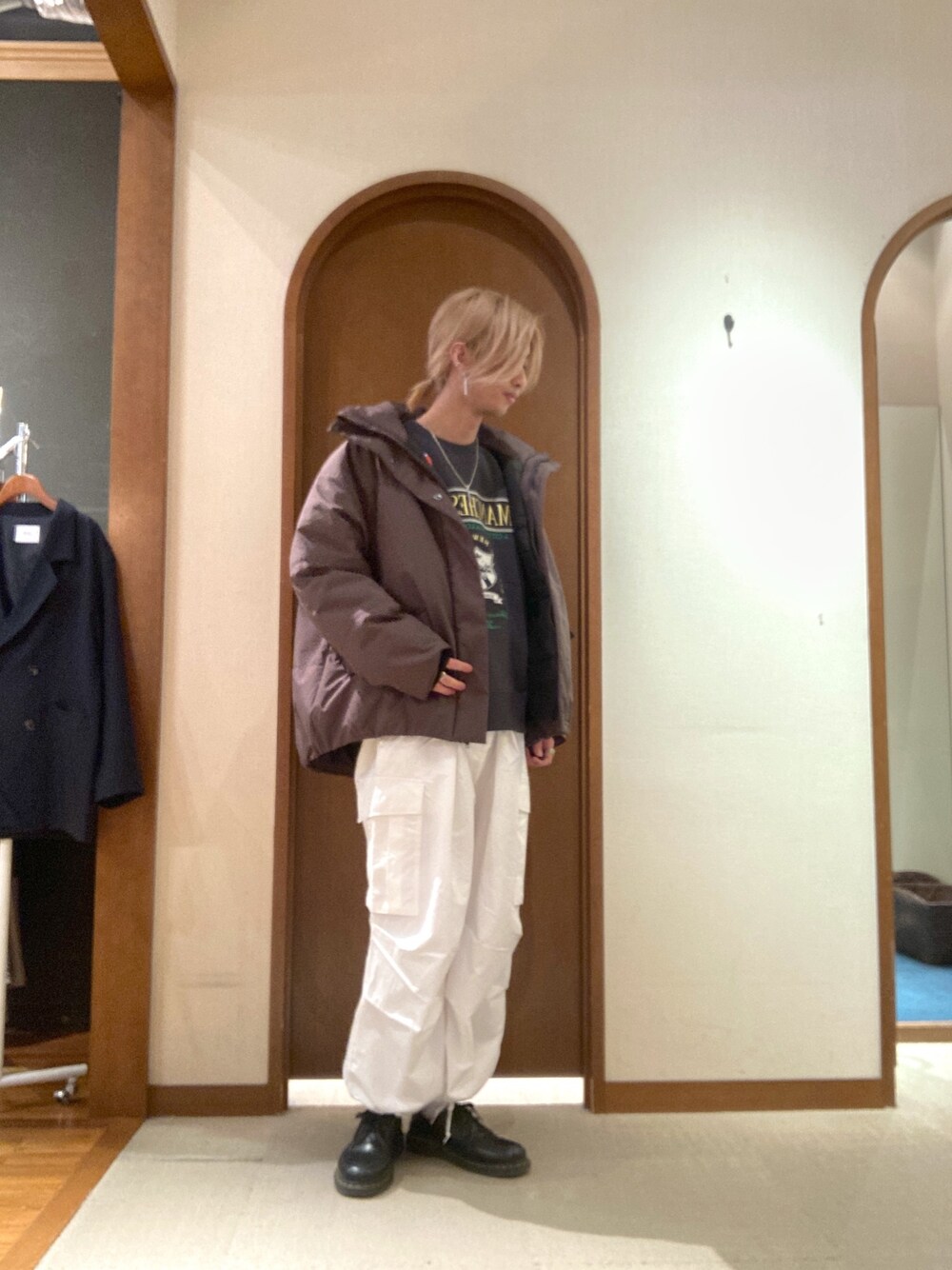 「ビッグシルエット、ブーツ、ダウンジャケット、スウェット、ロゴスウェット、カーゴパンツ、ストリート、オトナカジュアル」｜「CPCMのストレッチハイネック中綿ジャケット（ダウンジャケット/コート、グレー系）」を使った、エビケンさん（メンズ・180cm）の秋コーディネートの1枚目の写真