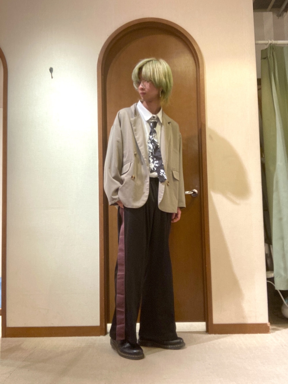 「カジュアルコーデ、いいね、save、フォローお願いします🤑、今日のコーデ、メガネ男子、テーラードジャケット、シャツスタイル、ボウタイブラウス、ネクタイ、トラックパンツ」｜「ASTRONOMYのサイドラインワイドトラックパンツ（その他パンツ、ブラック系）」を使った、エビケンさん（メンズ・180cm）の冬コーディネートの1枚目の写真