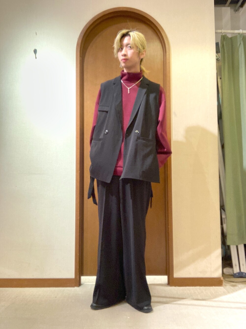 「服とコスメでなりたい自分に、レイヤードスタイル、セットアップ、マイベストコーデ2022、休日スタイル、赤、韓国ファッション、ブーツ、ベスト、モード、ジレ、フレアパンツ、ハイネック、きれいめカジュアル」｜「Loose/ルースのドレープ サイドコードダブルジレベスト【セットアップ対応】（ベスト、ブラック系）」を使った、エビケンさん（メンズ・180cm）の冬コーディネートの1枚目の写真