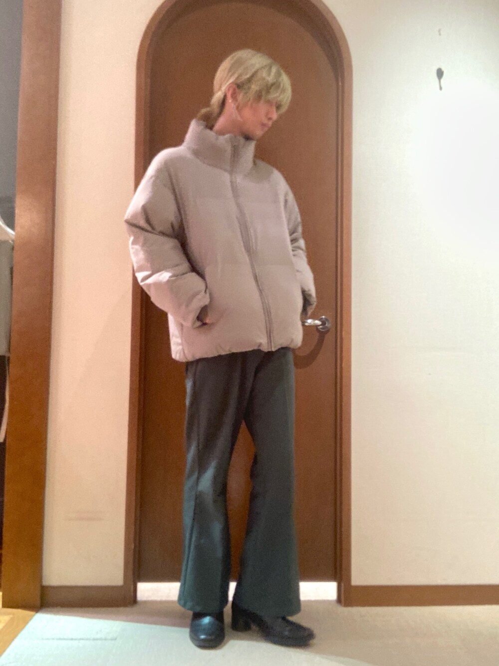 「おしゃれさんと繋がりたい、いいね、save、フォローお願いします🤑、クリスマスに着たい服、ブーツ、ダウンジャケット、レイヤードスタイル、フレアパンツ、きれいめカジュアル、秋冬コーデ、オトナカジュアル」｜「Rocky MonroeのTRストレッチ ブーツカットイージースラックスフレアパンツ 美シルエット（スラックス、グリーン系）」を使った、エビケンさん（メンズ・180cm）の冬コーディネートの1枚目の写真