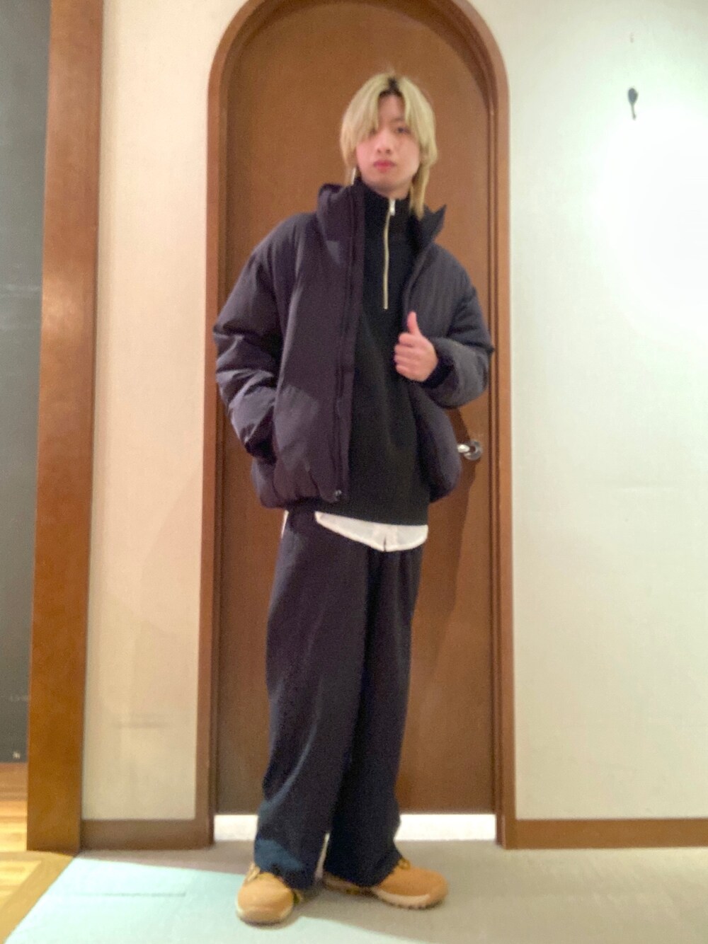 「クリスマスに着たい服、ダウンジャケット、レイヤードスタイル、ハーフジップ、ワイドパンツ、きれいめカジュアル、いいね、save、フォローお願いします🤑、おしゃれさんと繋がりたい、ブラック」｜「CPCMの畦編みハーフジップニットプルオーバー（ニット/セーター、ブラック系）」を使った、エビケンさん（メンズ・180cm）の冬コーディネートの1枚目の写真