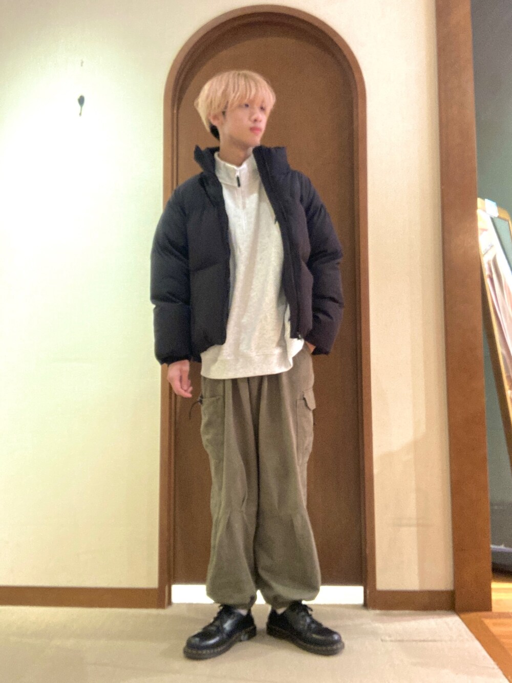 「シンプルコーデ、タートルネック、淡色コーデ、きれいめカジュアル、カーゴパンツ、休日スタイル、カジュアルコーデ、大人コーデ」｜「CPCMのストレッチスタンド中綿ブルゾン（ダウンジャケット/コート、グレー系）」を使った、エビケンさん（メンズ・180cm）の冬コーディネートの1枚目の写真