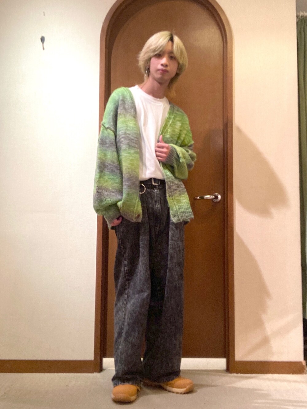 「休日スタイル、休日コーデ、お洒落さんとつながりたい、冬コーデ、大人カジュアル、デニム」｜「CPCMのグラデーションBIGニットカーディガン（カーディガン/ボレロ、グリーン系）」を使った、エビケンさん（メンズ・180cm）の冬コーディネートの1枚目の写真