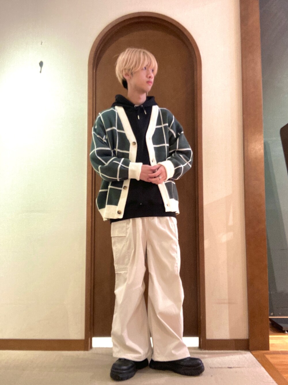 「パーカー、カーゴパンツ、ほめられ本命コーデ、スニーカー、ニット、チェック、春色、韓国ファッション、レイヤードスタイル」｜「CPCMのアソートチェック柄カーディガン（カーディガン/ボレロ、グリーン系）」を使った、エビケンさん（メンズ・180cm）の冬コーディネートの1枚目の写真