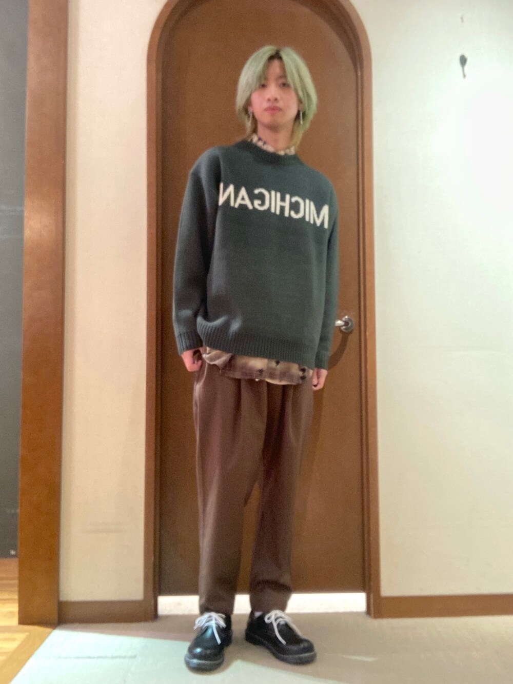 「大人カジュアル、メンズコーデ、あったかコーデ、カジュアルコーデ、シャツスタイル、キレイめ」｜「CPCMのMICHIGANロゴクルーネックニット（ニット/セーター、グリーン系）」を使った、エビケンさん（メンズ・180cm）の冬コーディネートの1枚目の写真