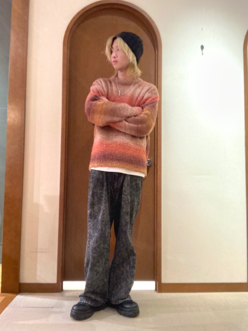 「ニット帽、きれいめカジュアル、ニット、冬コーデ、スニーカー、ワイドパンツ、デニム、レイヤードスタイル、シンプル、シンプルコーデ、オトナカジュアル、ストリートコーデ」｜「ADRERの【ADRER】ヴィンテージメイクワイドテーパードデニム（デニムパンツ、ブラック系）」を使った、エビケンさん（メンズ・180cm）の冬コーディネートの1枚目の写真