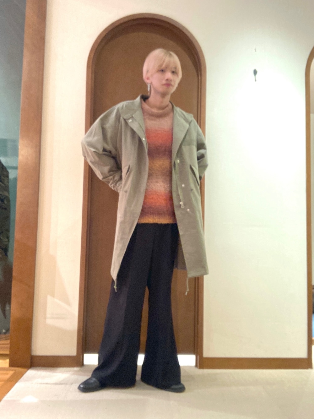 「私の推しブランド、ヒールブーツ、シンプルコーデ、きれいめカジュアル、ロングコート、ニット、スラックス、ブーツ、プチプラ、メンズコーデ、大人カジュアル、大人コーデ」｜「CPCMのM65モッズコート（モッズコート、グリーン系）」を使った、エビケンさん（メンズ・180cm）の冬コーディネートの1枚目の写真