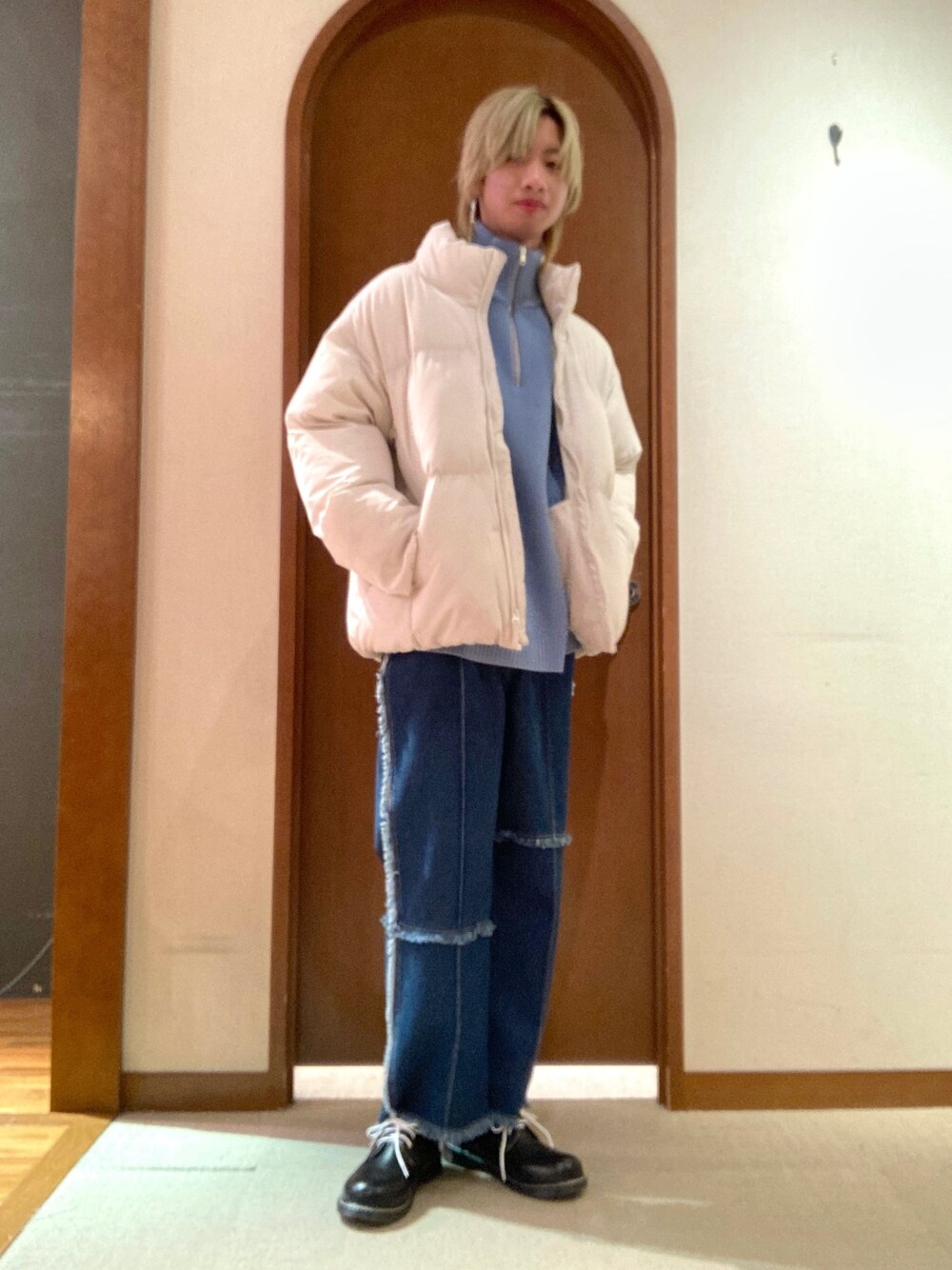 「クリスマスに着たい服、ホワイトコーデ、ダウンジャケット、レイヤードスタイル、ハーフジップ、フレアパンツ、きれいめカジュアル、ニット、冬コーデ、大人コーデ、いいね、save、フォローお願いします🤑」｜「CPCMのストレッチスタンド中綿ブルゾン（ダウンジャケット/コート、ホワイト系）」を使った、エビケンさん（メンズ・180cm）の冬コーディネートの1枚目の写真