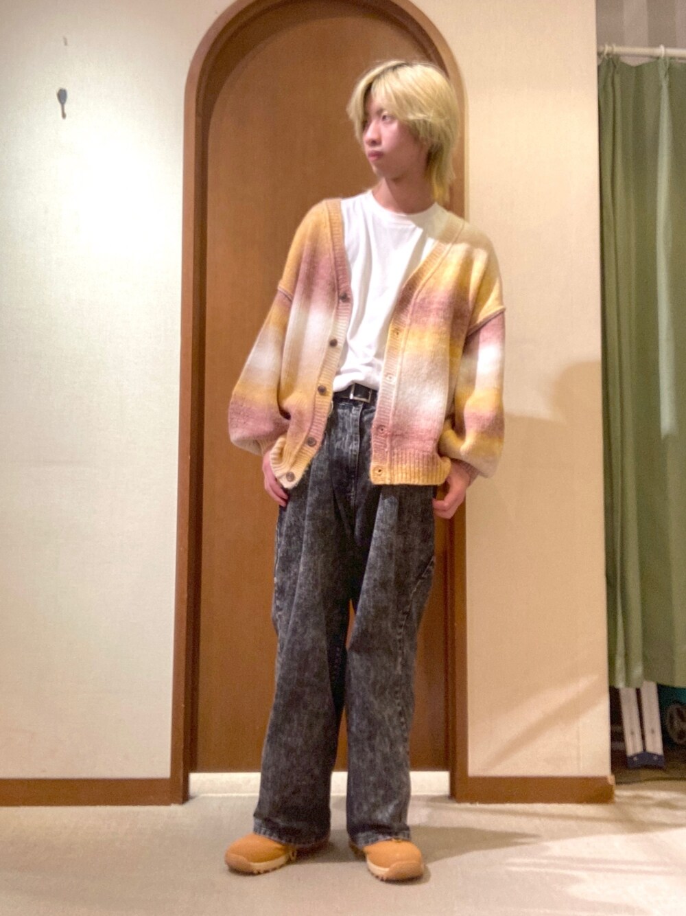 「休日スタイル、韓国ファッション、きれいめカジュアル、お洒落さんとつながりたい」｜「CPCMのグラデーションBIGニットカーディガン（カーディガン/ボレロ、イエロー系）」を使った、エビケンさん（メンズ・180cm）の冬コーディネートの1枚目の写真