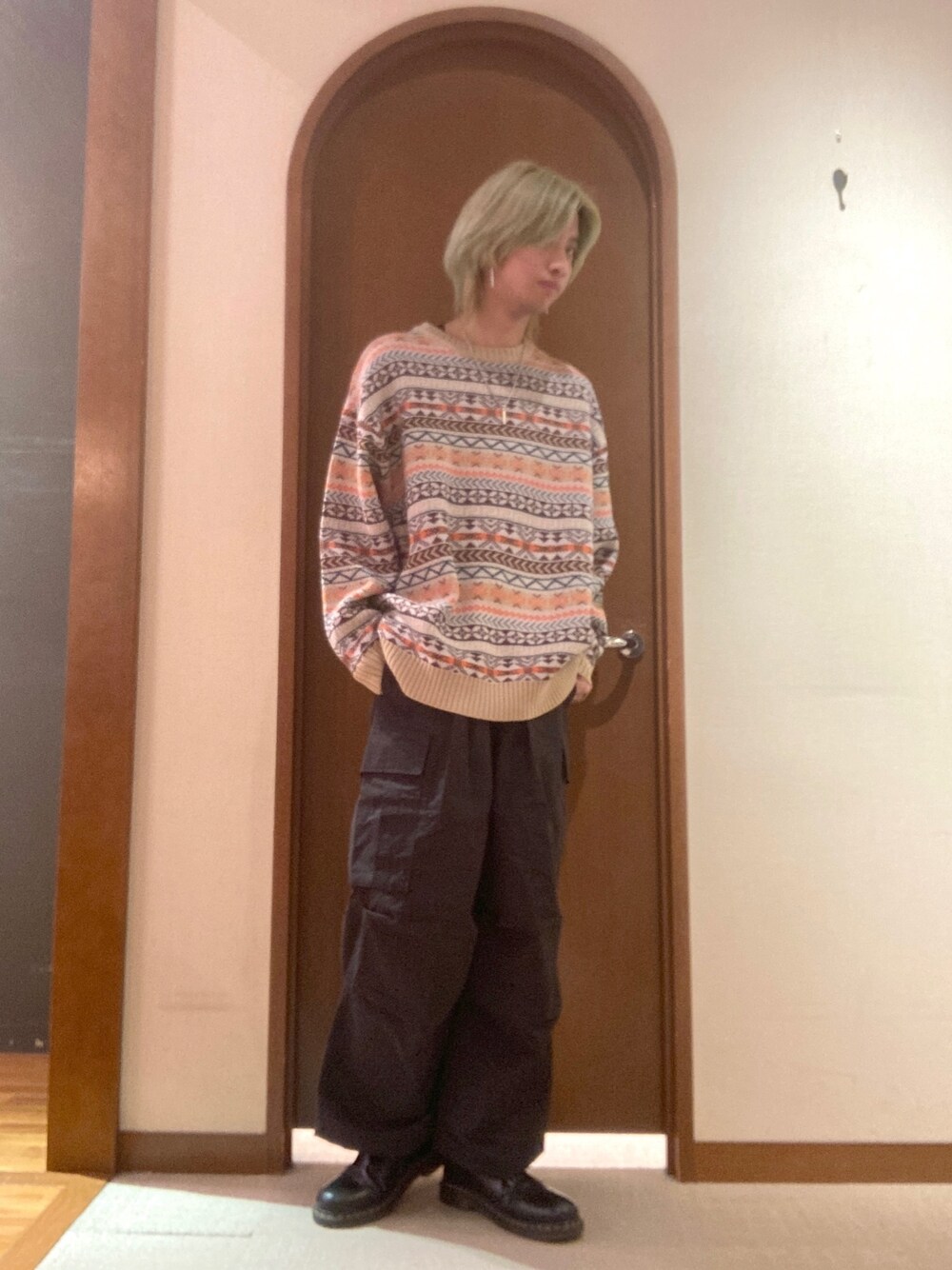 「カーゴパンツ、シンプルスタイル、ビッグシルエット、オトナカジュアル、ニット」｜「CPCMのフェアアイルクルーネックニットA（ニット/セーター、ベージュ系）」を使った、エビケンさん（メンズ・180cm）の冬コーディネートの1枚目の写真
