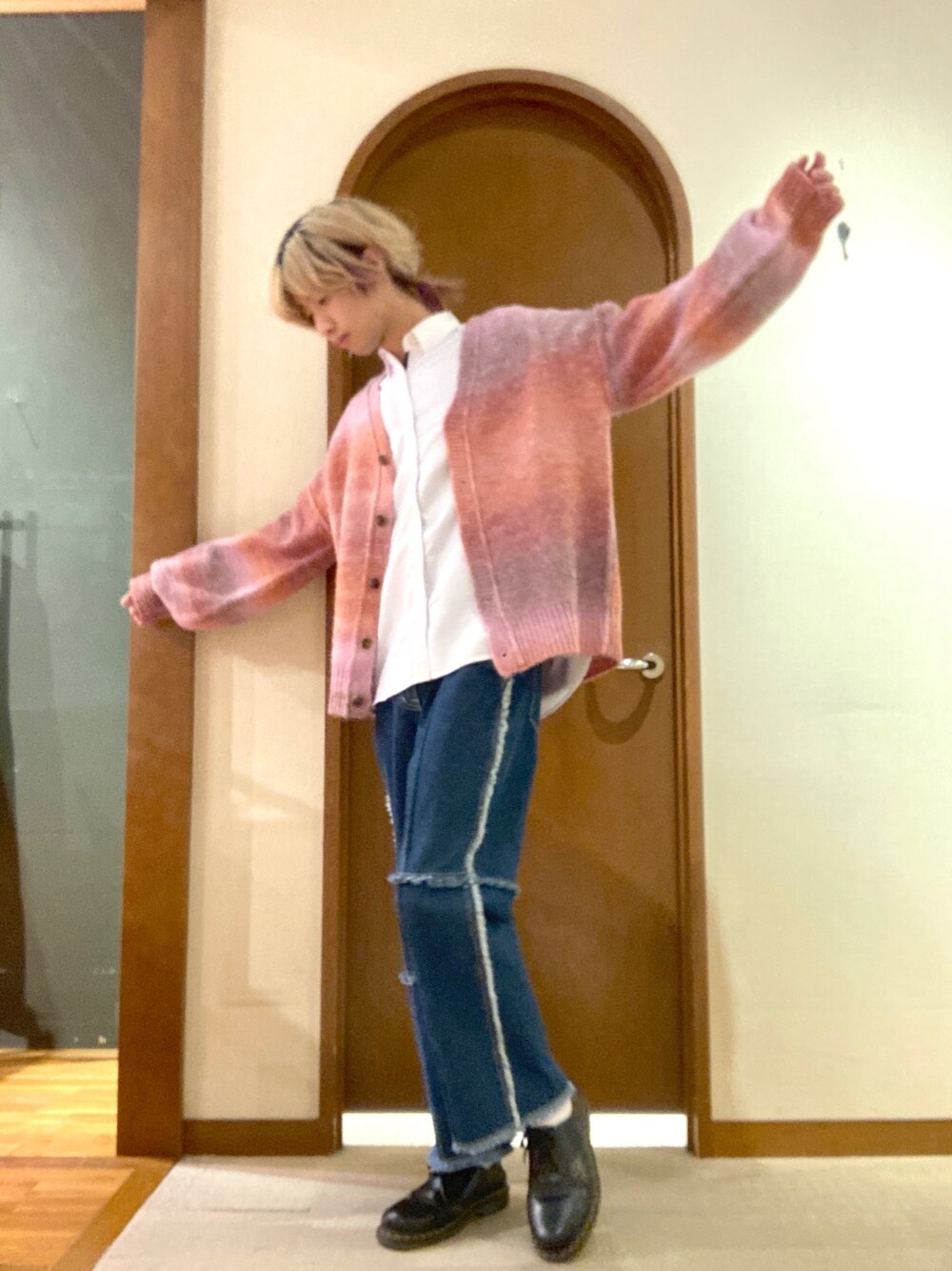 「きれいめカジュアル、ニット、デニム、シンプルコーデ、休日コーデ、シンプル、シンプルスタイル、ビックシルエット、ootd、デニムパンツ、いいね、save、フォローお願いします🤑、ゆるコーデ、春、春コーデ、デート」｜「CPCMのグラデーションBIGニットカーディガン（カーディガン/ボレロ、パープル系）」を使った、エビケンさん（メンズ・180cm）の冬コーディネートの1枚目の写真