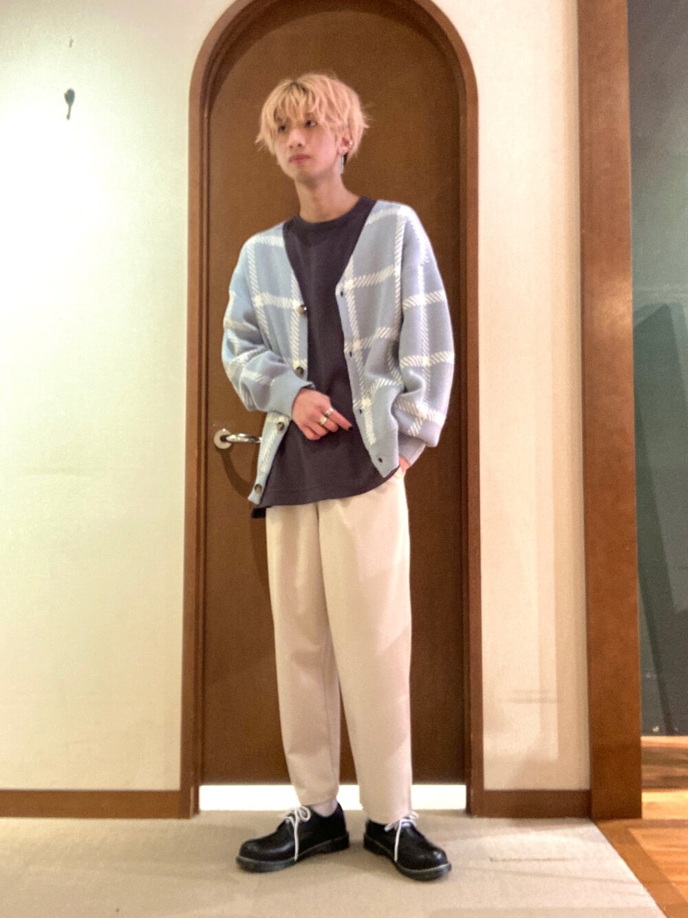 「プチプラ、チェック、春色、レイヤードスタイル、カーディガン、淡色コーデ、きれいめカジュアル、休日スタイル、ビッグシルエット、春コーデ、いいね、save、フォローお願いします🤑」｜「CPCMのアソートチェック柄カーディガン（カーディガン/ボレロ、ブルー系）」を使った、エビケンさん（メンズ・180cm）の冬コーディネートの1枚目の写真