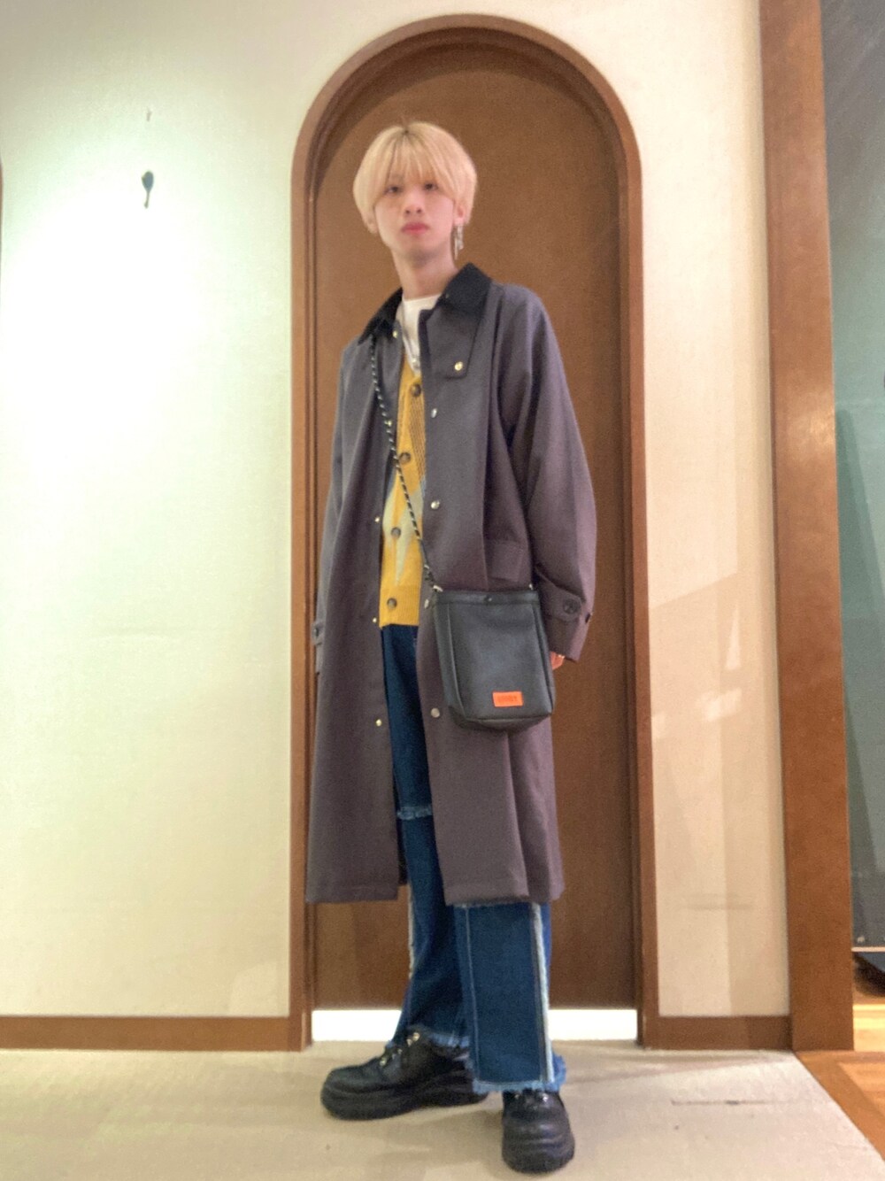 「ほめられ本命コーデ、ロングコート、スニーカー、ショルダーバッグ、ニット、春色、デニム、韓国ファッション、シンプルコーデ、今日のコーデ、いいね、save、フォローお願いします🤑、着回しコーデ、はるコーデ、カジュアル」｜「CPCMのアソートチェック柄カーディガン（カーディガン/ボレロ、イエロー系）」を使った、エビケンさん（メンズ・180cm）の冬コーディネートの1枚目の写真