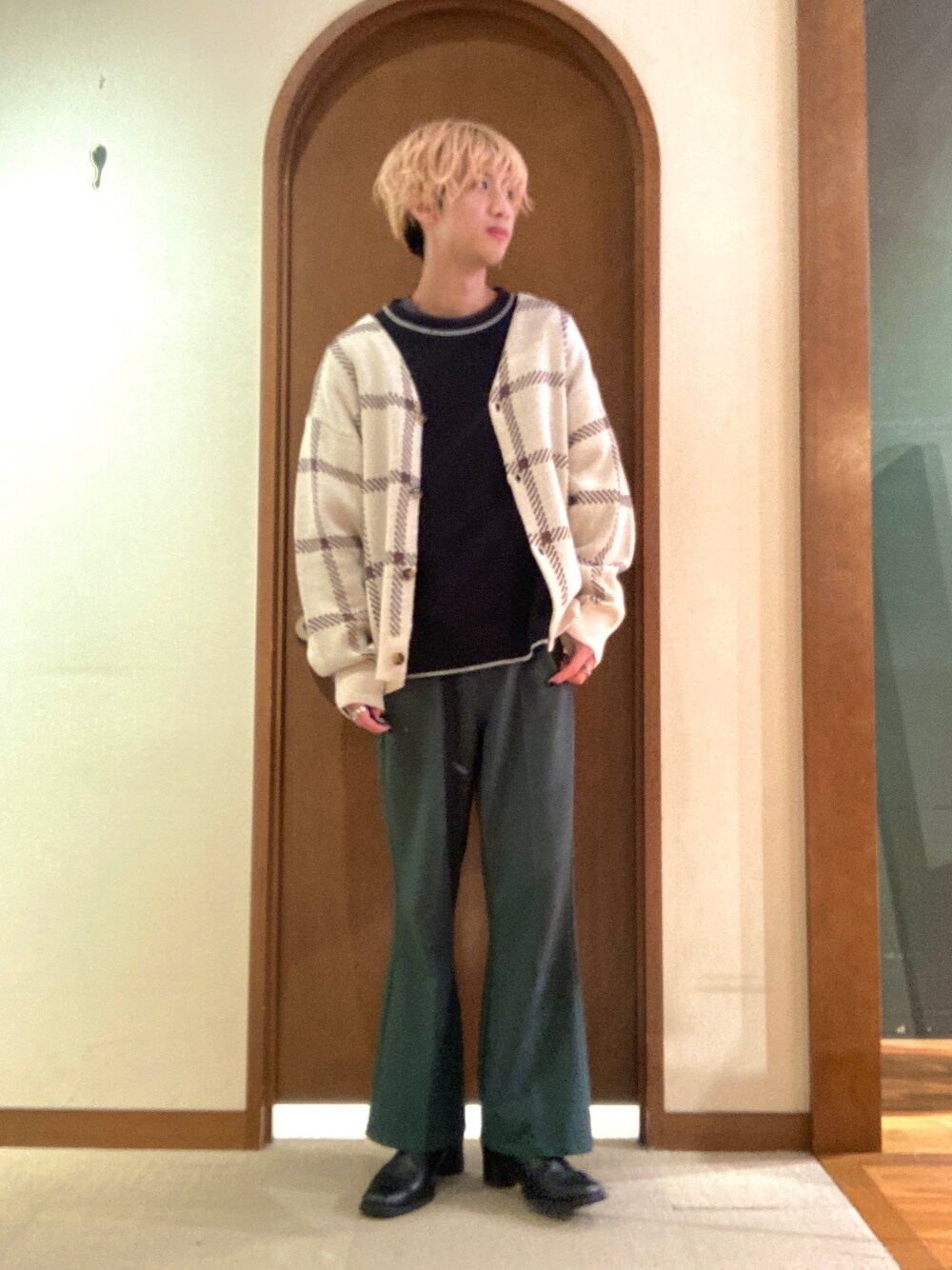 「ブーツ、プチプラ、チェック、春色、韓国ファッション、レイヤードスタイル、きれいめカジュアル、シンプルコーデ、カラーパンツ、フレアパンツ、カーディガン、休日スタイル、ビッグシルエット、大人コーデ、いいね、save、フォローお願いします🤑」｜「CPCMのアソートチェック柄カーディガン（カーディガン/ボレロ、ホワイト系）」を使った、エビケンさん（メンズ・180cm）の冬コーディネートの1枚目の写真