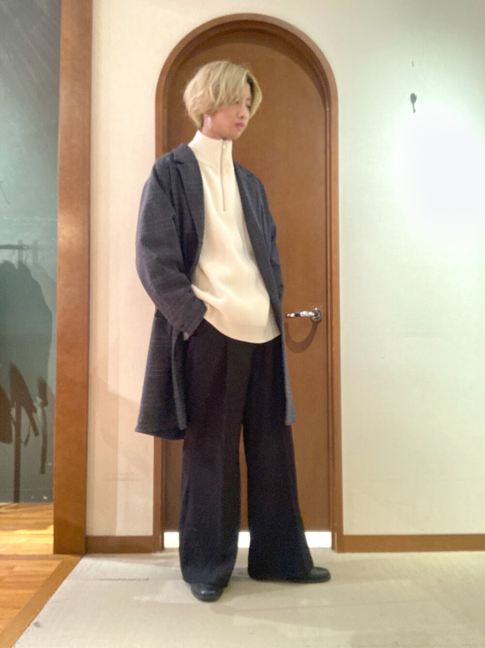 「服とコスメでなりたい自分に、フレアパンツ、ハーフジップ、マイベストコーデ2022、チェスターコート、スラックス、きれいめカジュアル、ニット、冬コーデ、ロングコート、シンプルコーデ、メンズファッション、おしゃれさんと繋がりたい、ワイドパンツ、キレイめ」｜「Loose/ルースのドレープ ワイドフレアスラックス【セットアップ対応】（スラックス、ブラック系）」を使った、エビケンさん（メンズ・180cm）の冬コーディネートの1枚目の写真