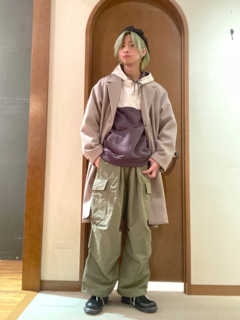 「ロングコート、ストリート、ローファー、きれいめカジュアル、カーゴパンツ、チェスターコート、パーカーコーデ」｜「CPCMのリップワイドカーゴパンツ（カーゴパンツ、グリーン系）」を使った、エビケンさん（メンズ・180cm）の冬コーディネートの1枚目の写真