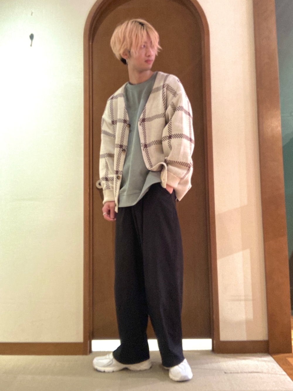 「チェック、春色、韓国ファッション、シンプルコーデ、カーディガン、淡色コーデ、きれいめカジュアル、休日スタイル、大人コーデ、春コーデ」｜「CPCMのアソートチェック柄カーディガン（カーディガン/ボレロ、ホワイト系）」を使った、エビケンさん（メンズ・180cm）の冬コーディネートの1枚目の写真