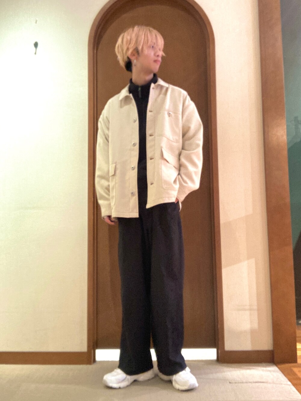 「春色、デニム、韓国ファッション、ジャケット、レイヤードスタイル、シンプルコーデ、きれいめカジュアル、ハーフジップ、春アウター、ビッグシルエット、スニーカー」｜「CIAOPANICのアイテム（カバーオール、ホワイト系）」を使った、エビケンさん（メンズ・180cm）の冬コーディネートの1枚目の写真