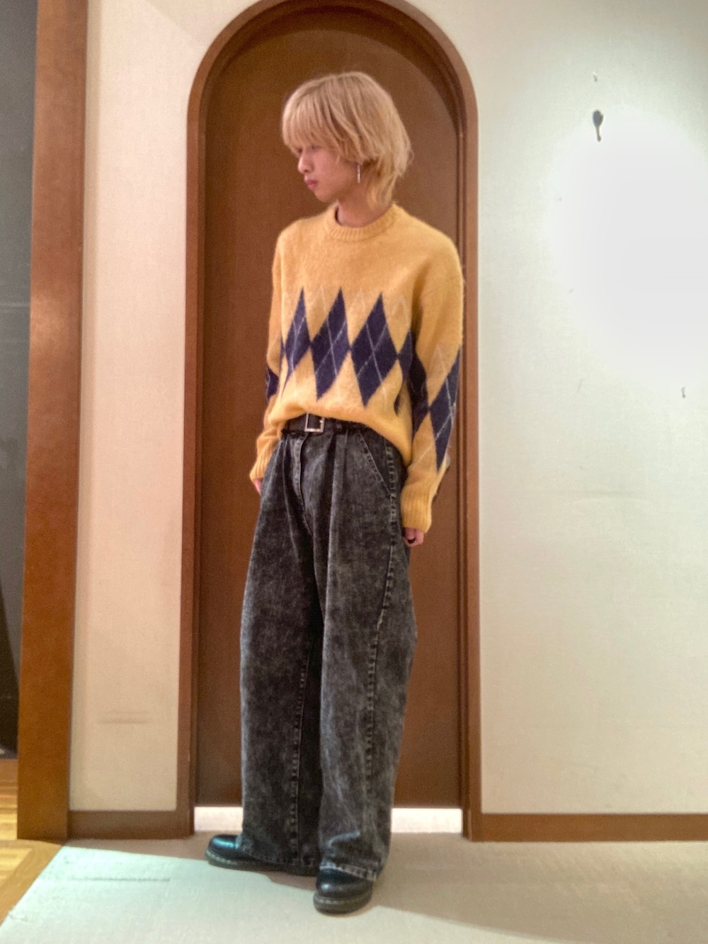 「カラーニット、ニット、ニットコーデ、デニム、デニムパンツ、ユニセックス」｜「CPCMのアーガイル起毛ニットプルオーバー（ニット/セーター、イエロー系）」を使った、エビケンさん（メンズ・180cm）の秋コーディネートの1枚目の写真