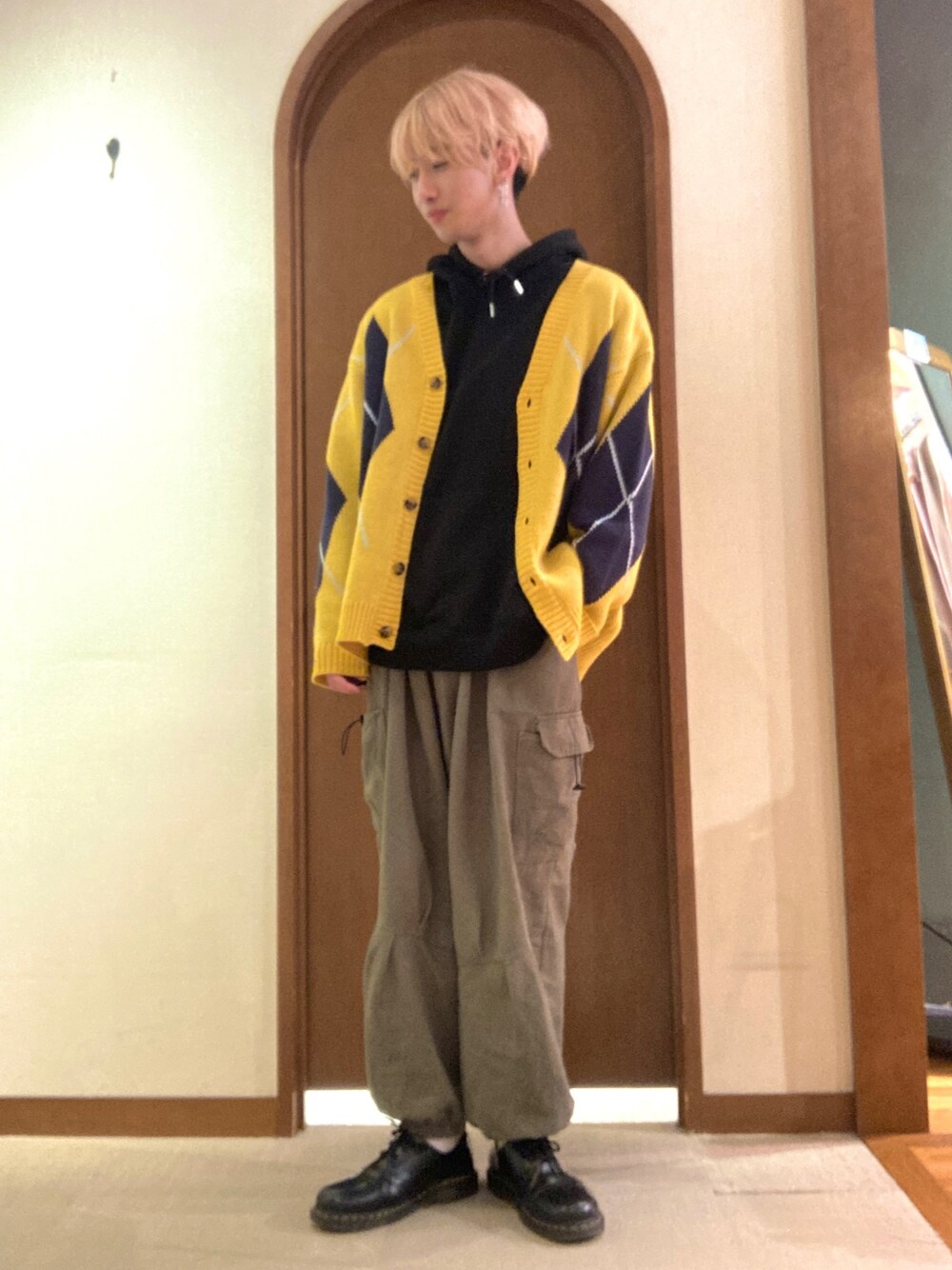 「シンプルコーデ、きれいめカジュアル、カーゴパンツ、パーカー、プチプラ、休日スタイル、大人コーデ、カジュアルコーデ、カーディガン」｜「CPCMのアーガイルカーディガン（カーディガン/ボレロ、イエロー系）」を使った、エビケンさん（メンズ・180cm）の冬コーディネートの1枚目の写真