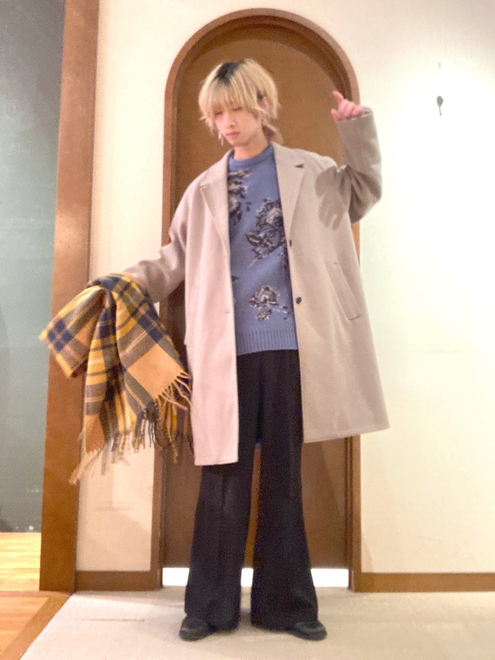 「ワイドパンツ、ロングコート、ビッグシルエット、ブーツ、ヒールブーツ、シンプルコーデ、マフラー、きれいめカジュアル、お洒落さんとつながりたい」｜「Loose/ルースのドレープ ワイドフレアスラックス【セットアップ対応】（スラックス、ブラック系）」を使った、エビケンさん（メンズ・180cm）の冬コーディネートの1枚目の写真
