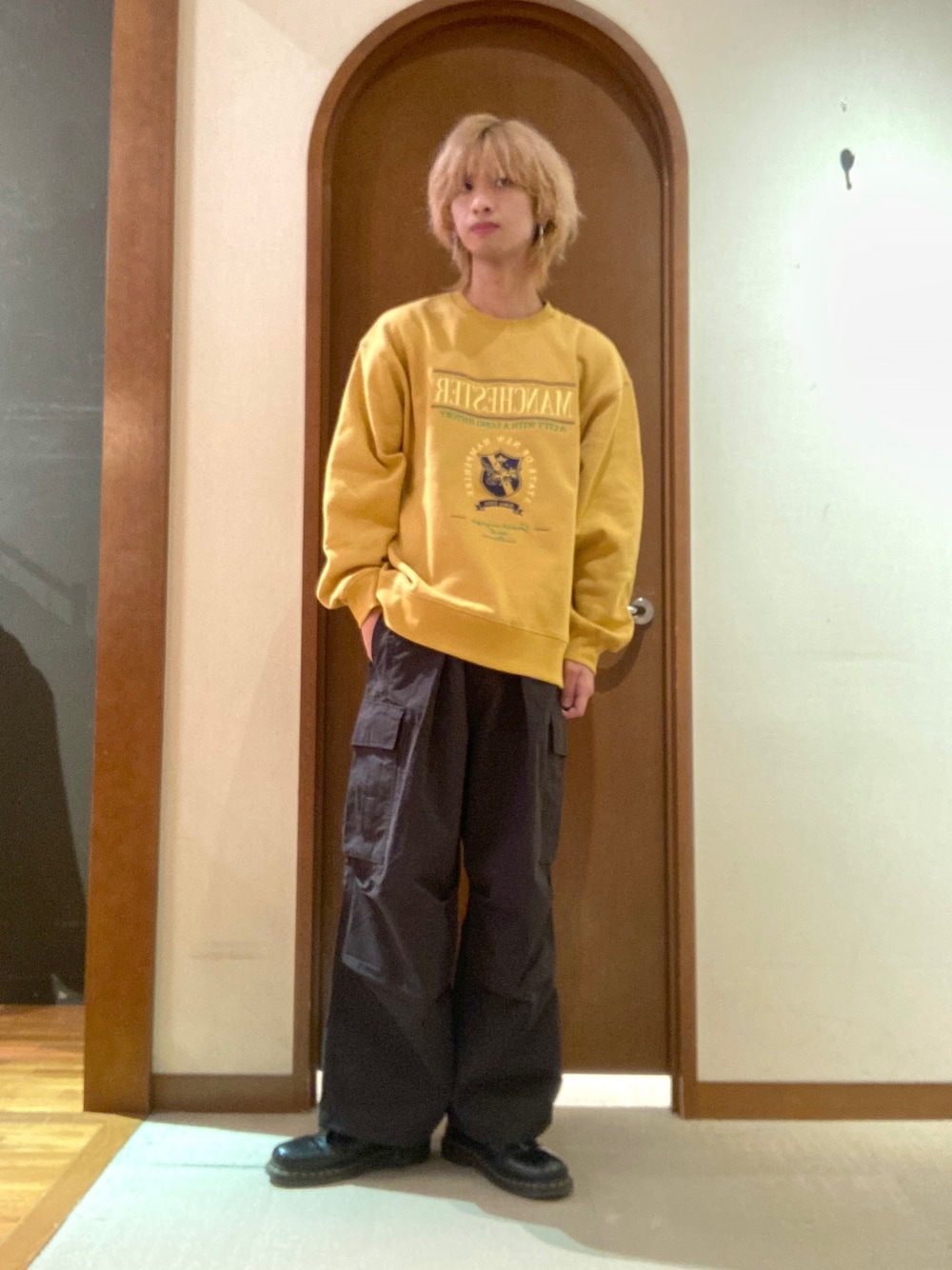 「ストリート、カジュアル、大人カジュアル、スウェット、カーゴパンツ」｜「CPCMの13オンス裏起毛カレッジロゴ刺繍スウェット（スウェット、イエロー系）」を使った、エビケンさん（メンズ・180cm）の秋コーディネートの1枚目の写真