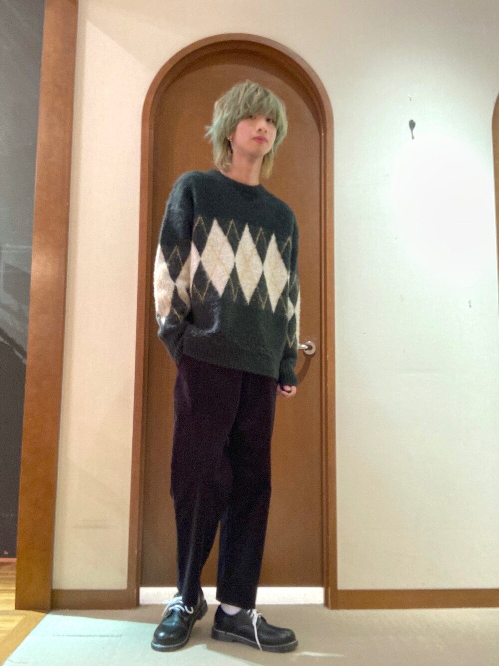 「コーデュロイ、モヘヤニット、着回しコーデ、秋のコーデ、シンプルスタイル、お洒落さんとつながりたい、オーバーサイズ」｜「CPCMのアーガイル起毛ニットプルオーバー（ニット/セーター、グリーン系）」を使った、エビケンさん（メンズ・180cm）の冬コーディネートの1枚目の写真