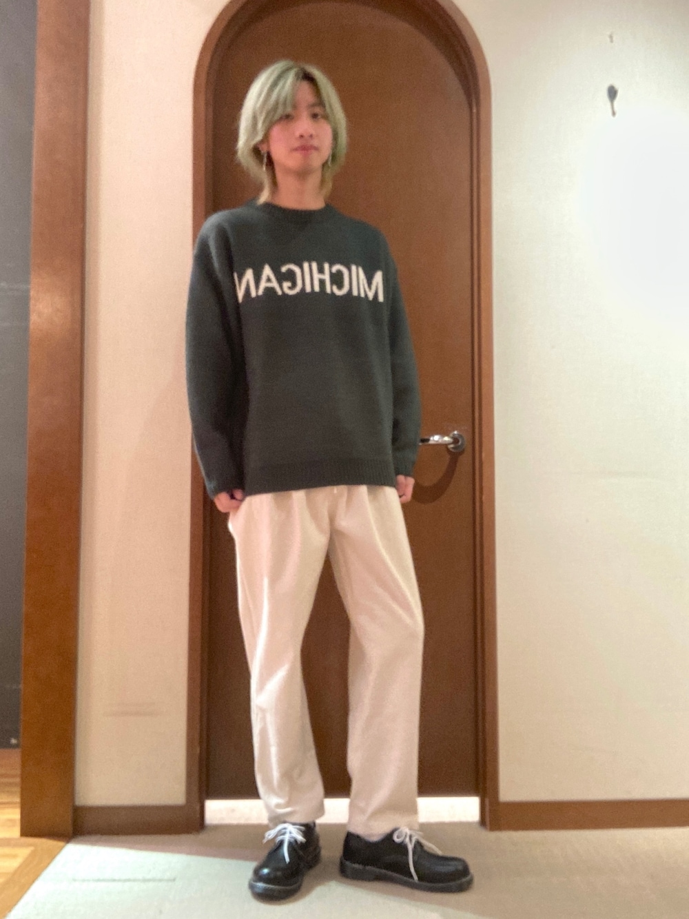 「大人カジュアル、ゆったりコーデ、メンズコーデ、秋冬コーデ、カジュアルコーデ、冬のコーデ、万能アイテム」｜「CPCMのMICHIGANロゴクルーネックニット（ニット/セーター、グリーン系）」を使った、エビケンさん（メンズ・180cm）の冬コーディネートの1枚目の写真