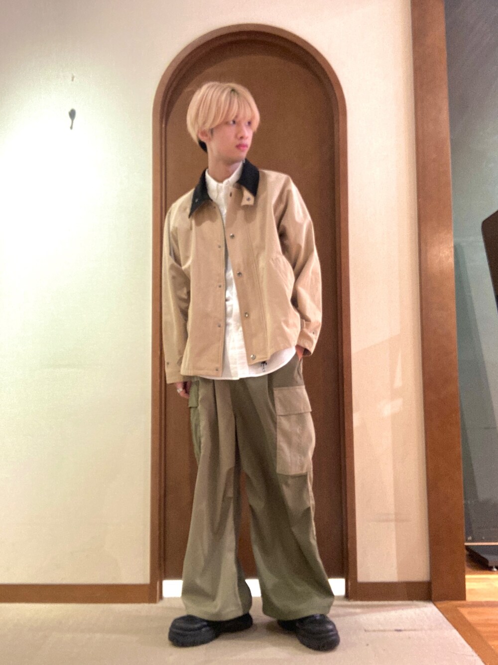 「ほめられ本命コーデ、カーゴパンツ、厚底シューズ、レイヤードスタイル、今日のコーデ、メンズファッション、シンプルスタイル、レイヤード、FUDGE」｜「CPCMの【ユニセックス】ツイルカーゴパンツ（カーゴパンツ、グリーン系）」を使った、エビケンさん（メンズ・180cm）の冬コーディネートの1枚目の写真