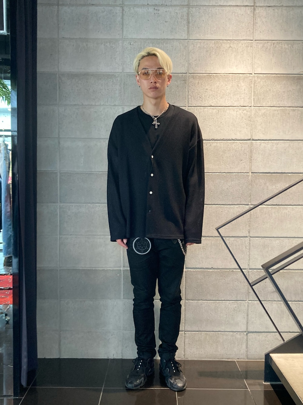 ブラック系のカーディガン/ボレロを着用したメンズの夏コーディネートの1枚目の写真