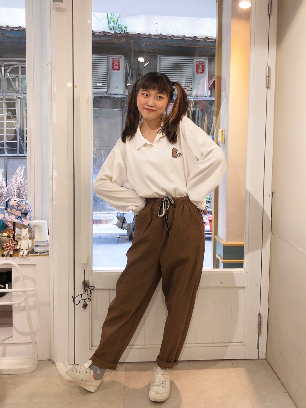 「休閒、吐司色系、日系、微工裝」｜「SALAのアイテム（チノパンツ、ブラウン系）」を使った、まる🍡さん（レディース・162cm）の秋コーディネートの1枚目の写真