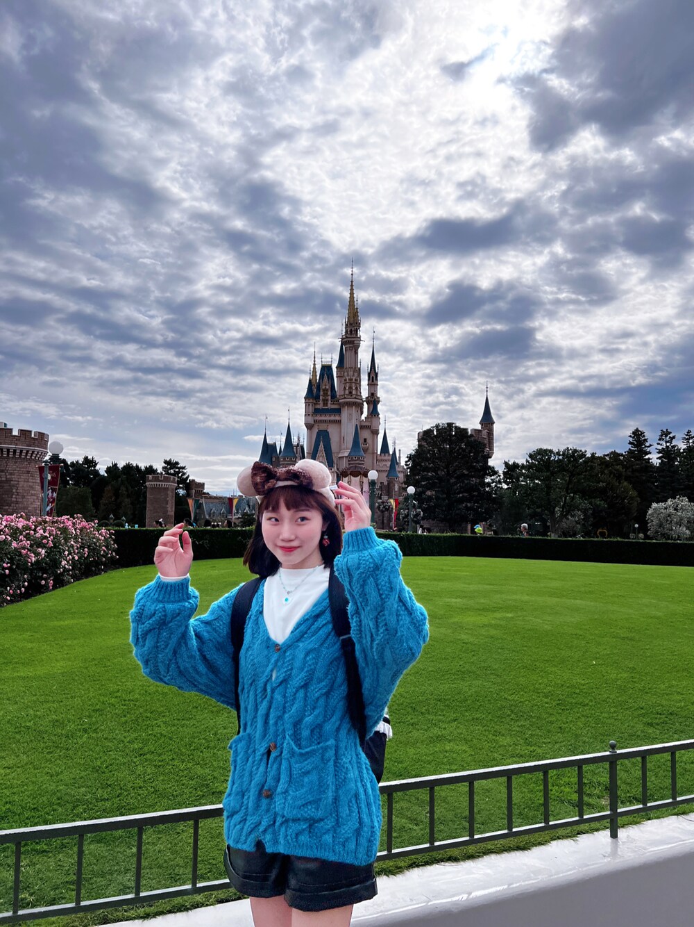 「大人かわいい、ファッションを楽しもう、秋服、冬ファッション、ディズニーランド、プチプラコーデ」｜「FREAK'S STOREのミックス ケーブル カーディガン（カーディガン/ボレロ、ホワイト系）」を使った、まる🍡さん（レディース・162cm）の秋コーディネートの1枚目の写真