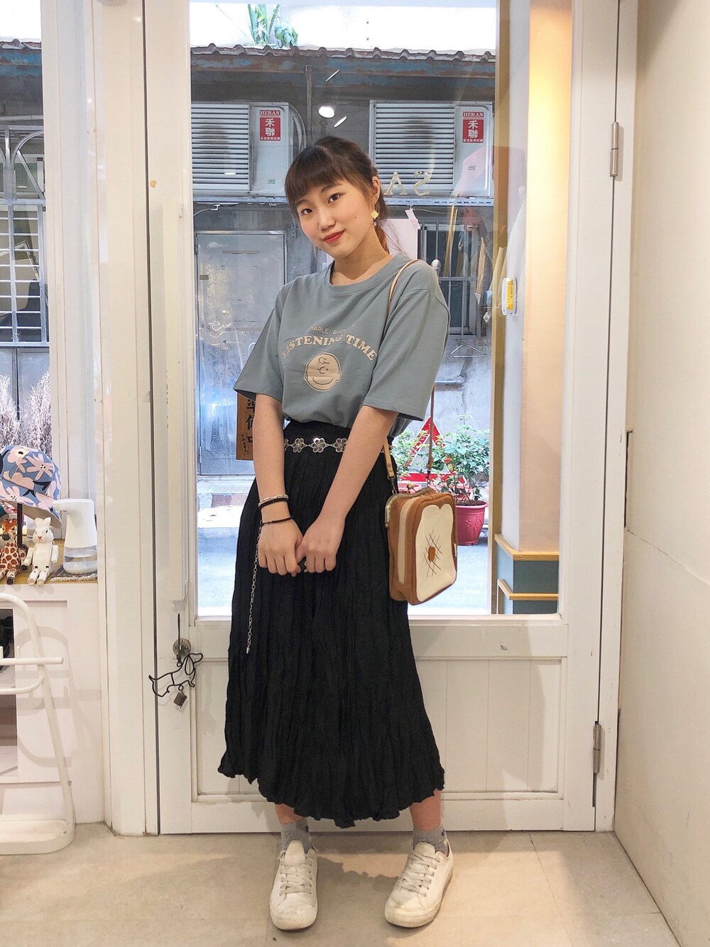 「夏、休閒、微氣質」｜「SALAのアイテム（Tシャツ/カットソー、ブルー系）」を使った、まる🍡さん（レディース・162cm）の秋コーディネートの1枚目の写真