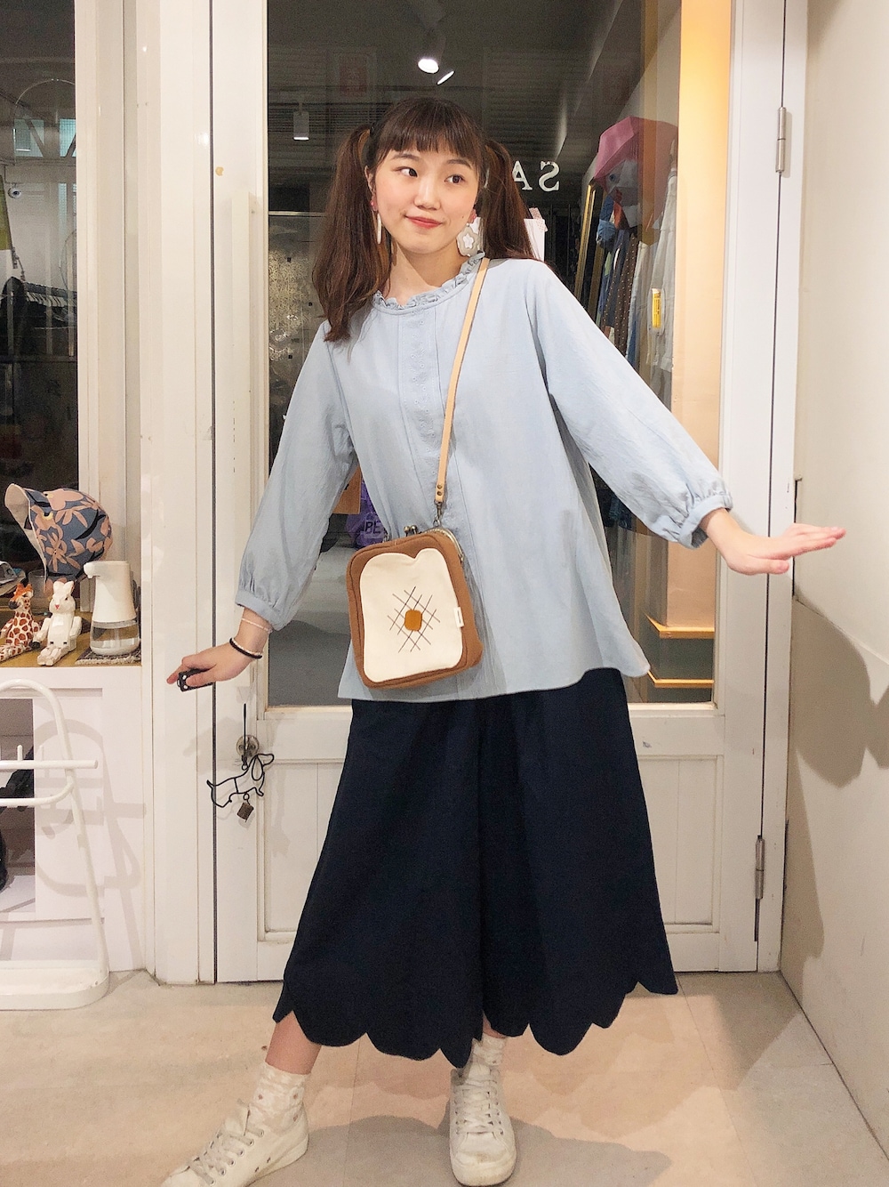 「日系穿搭、可愛い、簡單」｜「SALAのアイテム（その他トップス、ブルー系）」を使った、まる🍡さん（レディース・162cm）の秋コーディネートの1枚目の写真