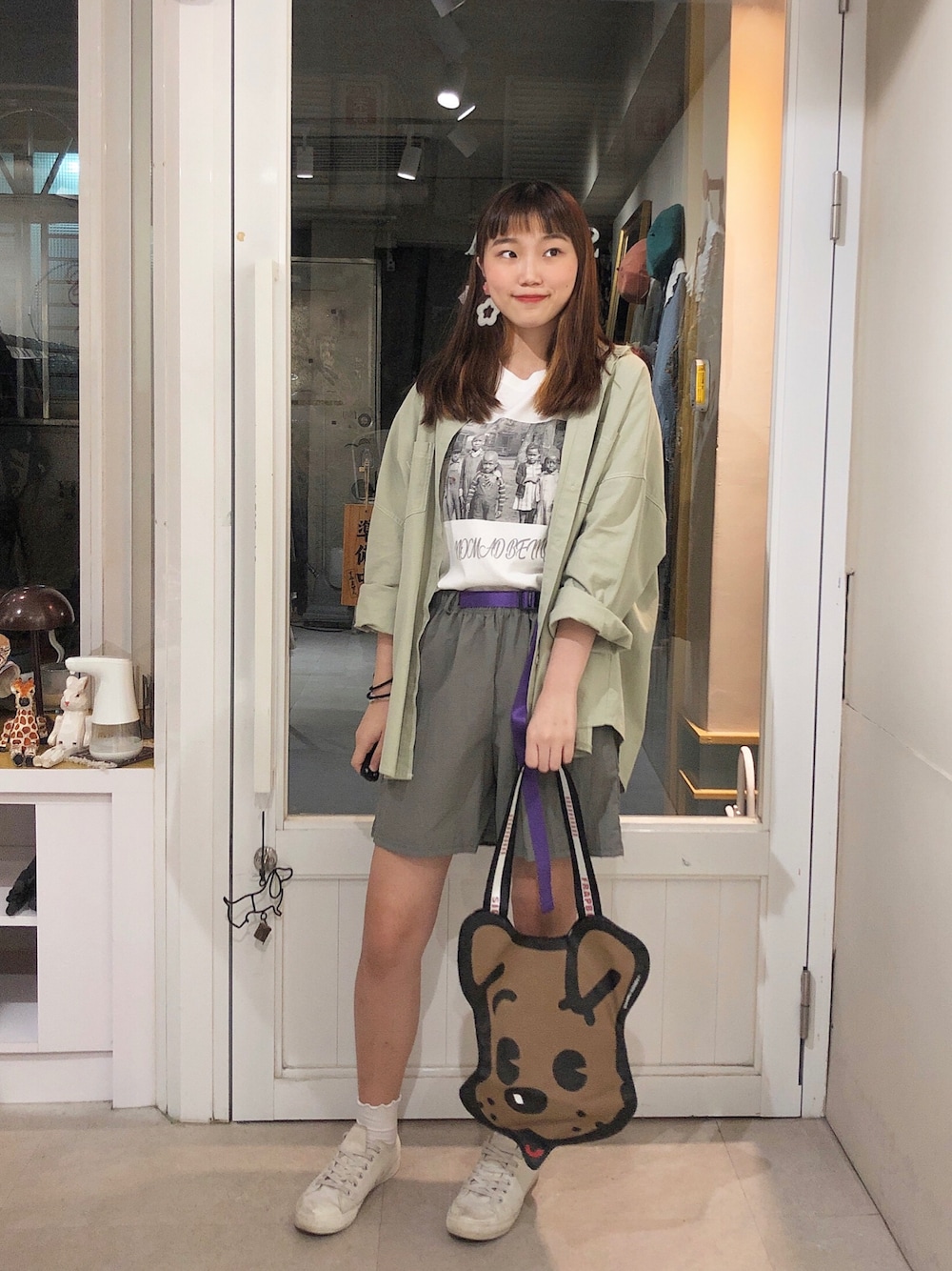 「休閒、工裝褲、ootd」｜「SALAのアイテム（Tシャツ/カットソー、ホワイト系）」を使った、まる🍡さん（レディース・162cm）の秋コーディネートの1枚目の写真
