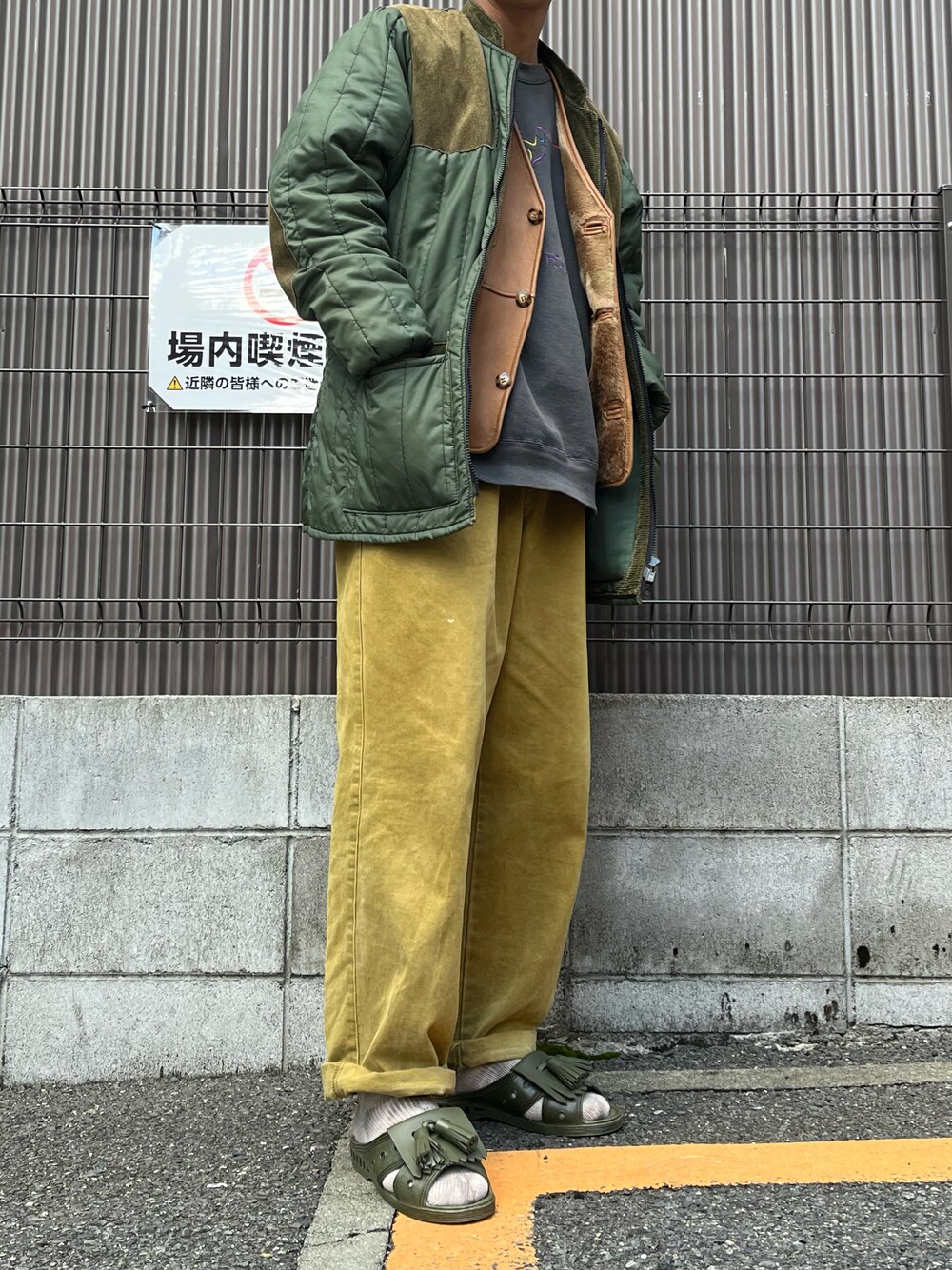 「古着、ベスト、カーキ、休日スタイル、サンダル、古着MIX、ハンティングジャケット、サンダルに靴下、bench」｜「Rottweilのアイテム（ミリタリージャケット、グリーン系）」を使った、raccoon_doggさん（メンズ・171cm）の秋コーディネートの1枚目の写真