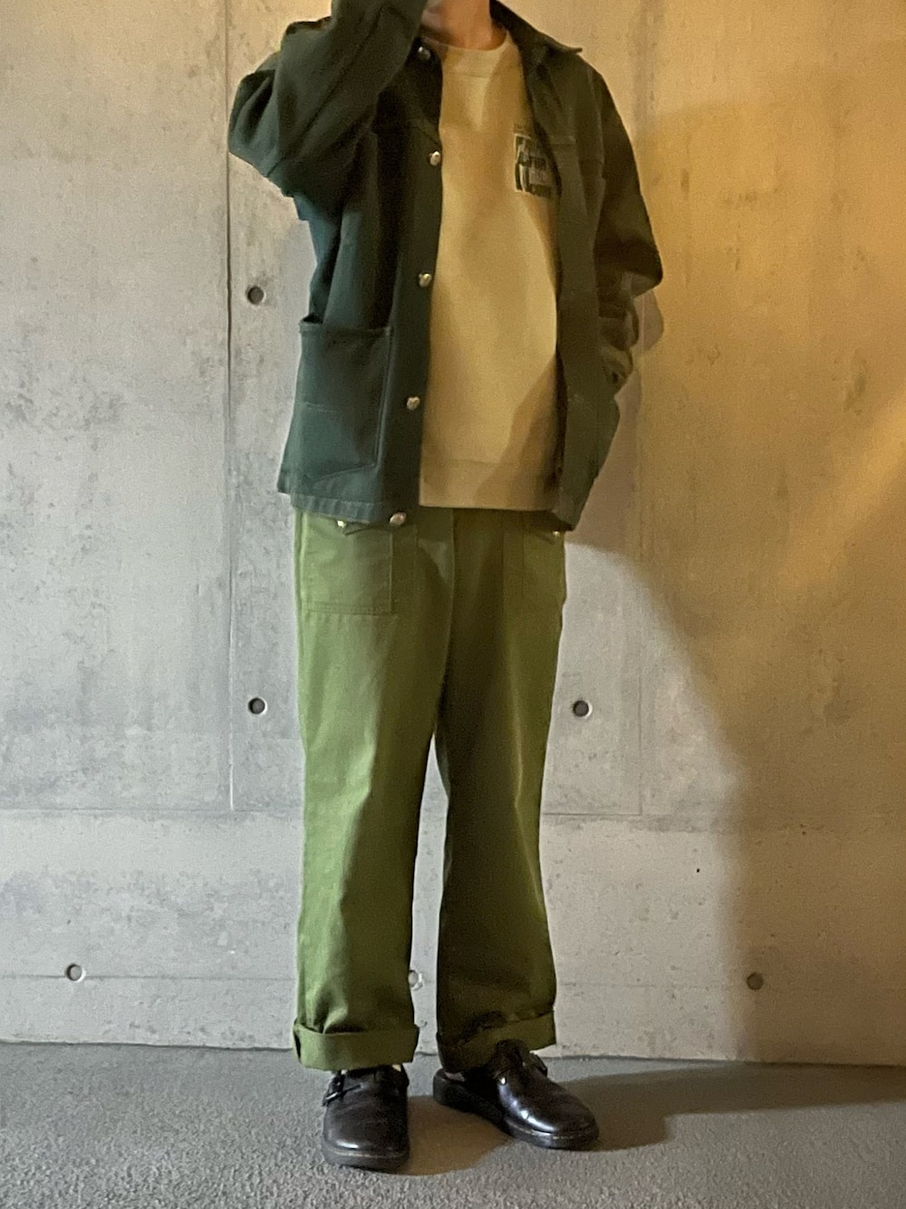 ブラック系のサンダル、グリーン系のその他パンツ、ベージュ系のスウェットを着用したメンズの秋コーディネートの1枚目の写真