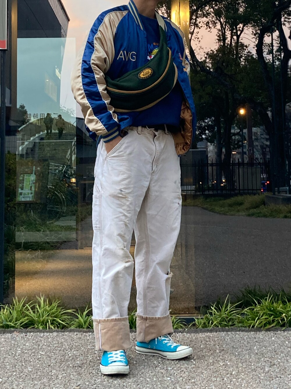 「スニーカー、オールスター、スカジャン、古着、vintage、トゥイーティー、古着MIX、休日スタイル、ボディバッグ、コンバース、ブルー、グリーン、カジュアル、ootd、今日のコーデ」｜「BILLVANのアイテム（スカジャン、ブルー系）」を使った、raccoon_doggさん（メンズ・171cm）の冬コーディネートの1枚目の写真