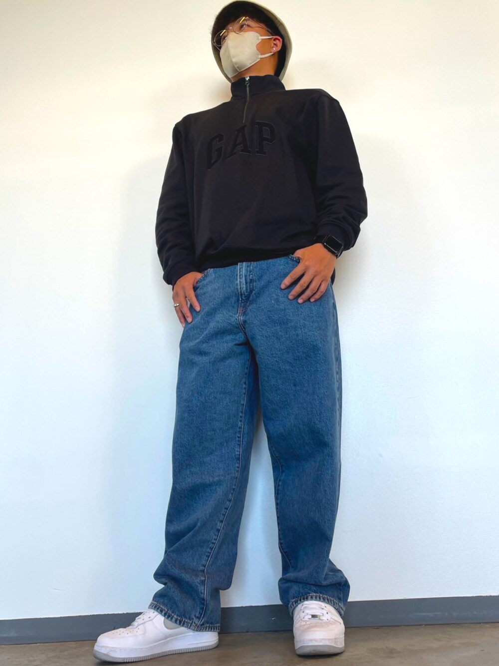 「冬コーデ、秋冬コーデ、大人カジュアル、今日のコーデ、シンプルスタイル、GAP、NIKE、おしゃれさんと繋がりたい、ブラックコーデ」｜「GAPのリラックス GAPロゴ ハーフジップ スウェット・トレーナー（スウェット、ブラック系）」を使った、KAEDEさん（メンズ・171cm）の冬コーディネートの1枚目の写真