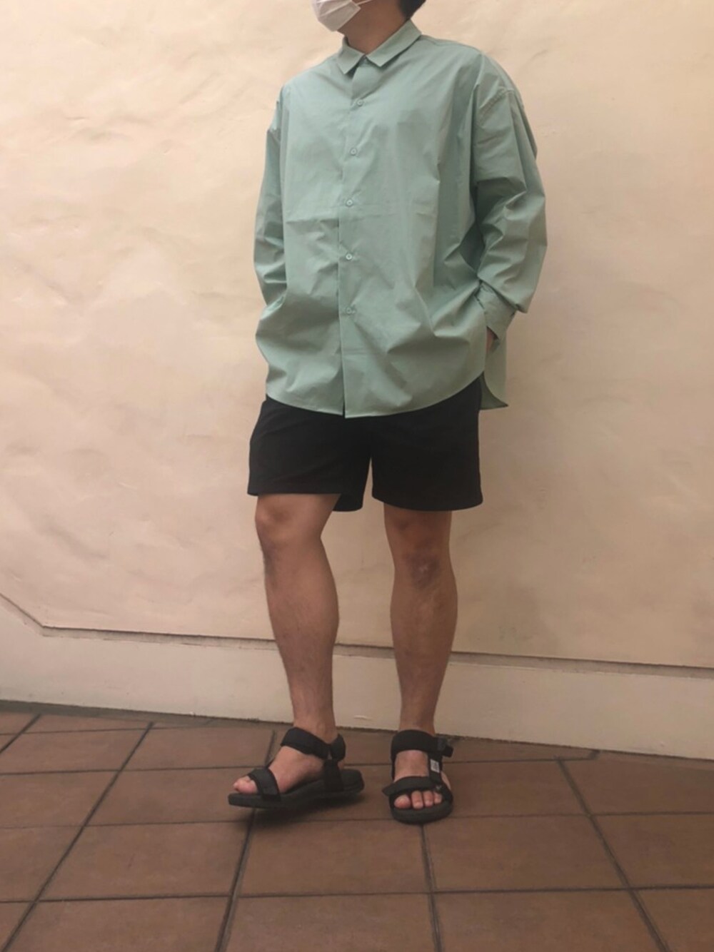 「GUのアイテム（パンツ、ブラック系）」を使った、KAEDEさん（メンズ・171cm）の秋コーディネートの1枚目の写真