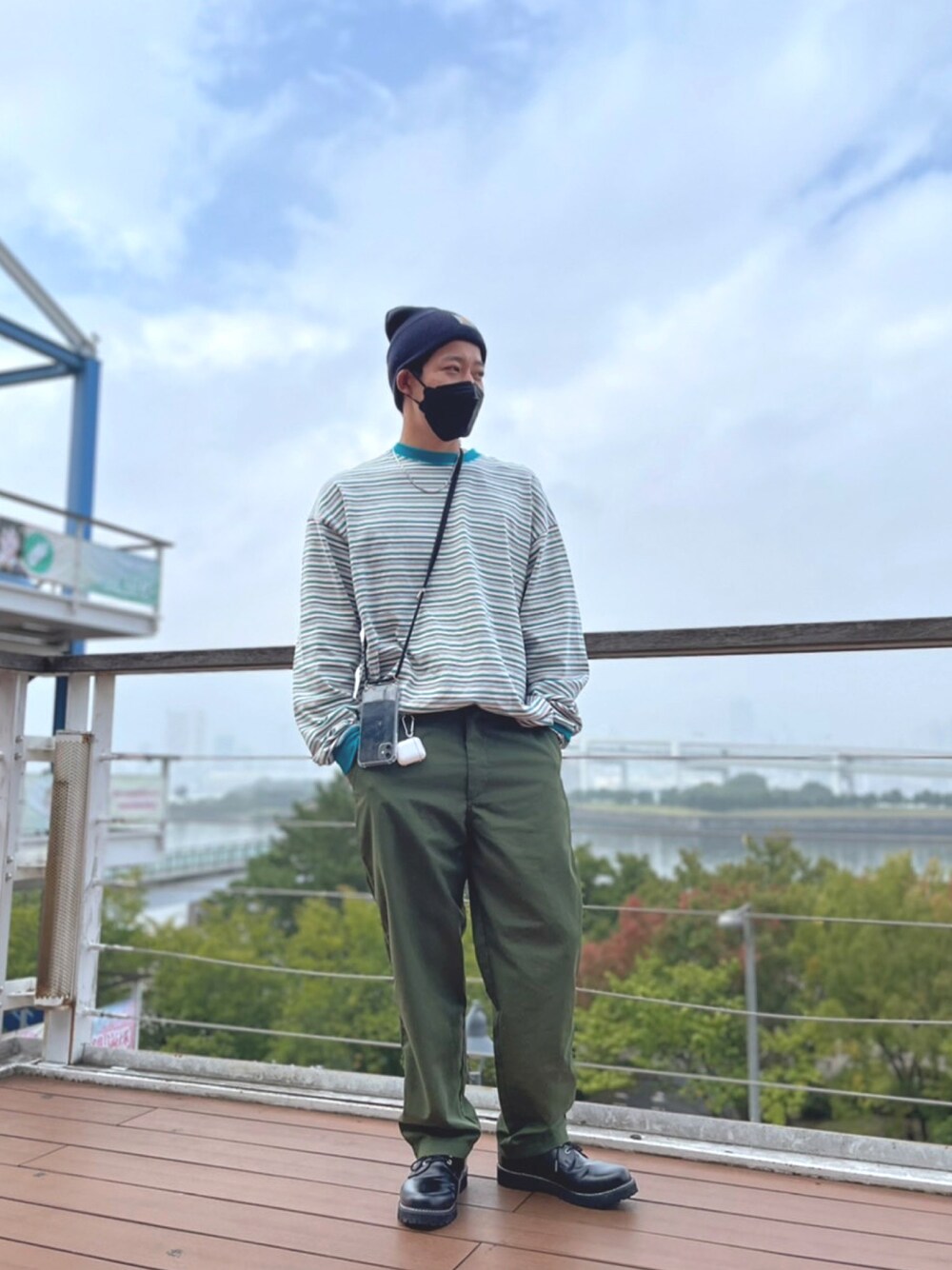 「秋コーデ、大人カジュアル、シンプル、オーバーサイズ、カーキ、服好きな人と繋がりたい、秋ルック紹介するよ、carhartt、BEAMS、niko and ...、ラフ、カーゴパンツ、シャツコーデ、ニット帽、秋」｜「niko and...のPEファンクションパンツ（その他パンツ、グリーン系）」を使った、KAEDEさん（メンズ・171cm）の秋コーディネートの1枚目の写真