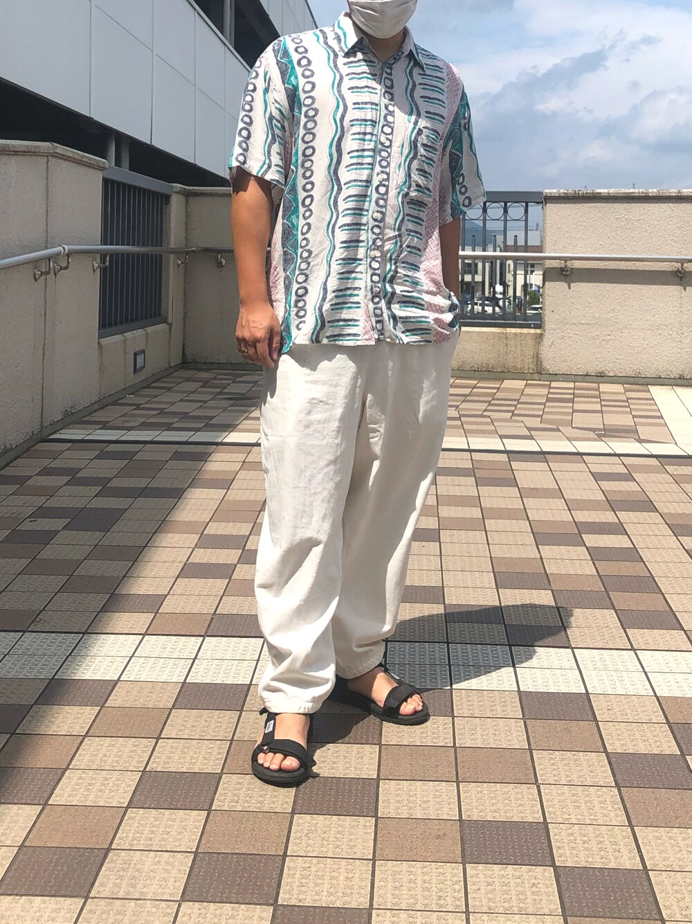 「GUのアイテム（パンツ、ホワイト系）」を使った、KAEDEさん（メンズ・171cm）の秋コーディネートの1枚目の写真