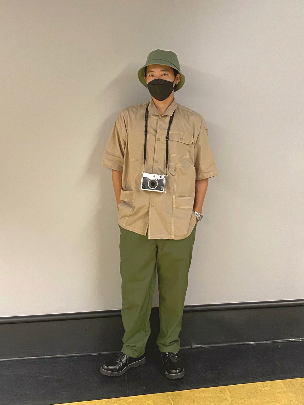 「休日コーデ、秋のコーデ、シンプルスタイル、シャツスタイル、大人カジュアル、いいね、save、フォローお願いします🤑、ラフ、オーバーサイズ、オトナカジュアル、niko and ...、インスタフォローしてね！、相互フォロー、ベージュ」｜「niko and...のPEファンクションパンツ（その他パンツ、グリーン系）」を使った、KAEDEさん（メンズ・171cm）の秋コーディネートの1枚目の写真