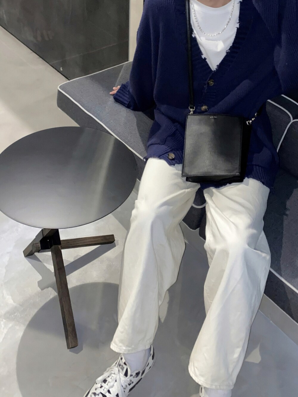 「カーディガン、ビッグシルエット、スニーカーコーデ、ワイドパンツ、きれいめカジュアル、ootd、今日のコーデ、秋コーデ、お洒落さんとつながりたい、ロンT」｜「GUのアイテム（デニムパンツ、ホワイト系）」を使った、mimimiさん（メンズ・176cm）の秋コーディネートの1枚目の写真